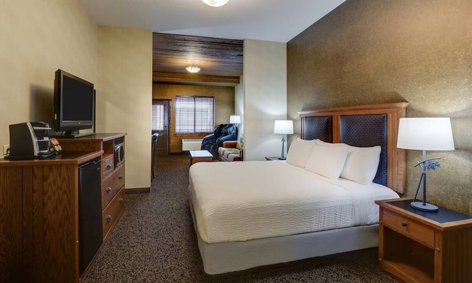 Sioux City Hotel | Comfy Expanded King Lodge, Whirlpool, Stoney Creek Sioux, Parking