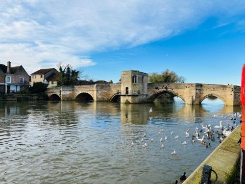 St Ives House | Comfy, king bed families & Contractors welcome