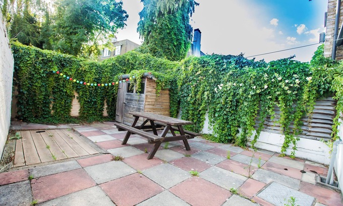 Canbury Apartment | Comfy Kingston Central Garden House & Free Parking