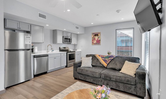 New Orleans Hotel | Comfy New Build Near FQ/Frenchman+Parking