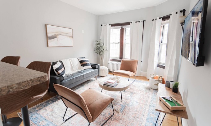 Chicago Apartment | Comfy|Stylish 1Bd 1Ba - Portage Park