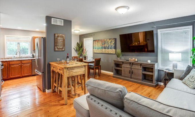 Gates-North Gates Apartment | Comfy Suburb Home w/ King Beds by Arpt/Dwnt/UofR