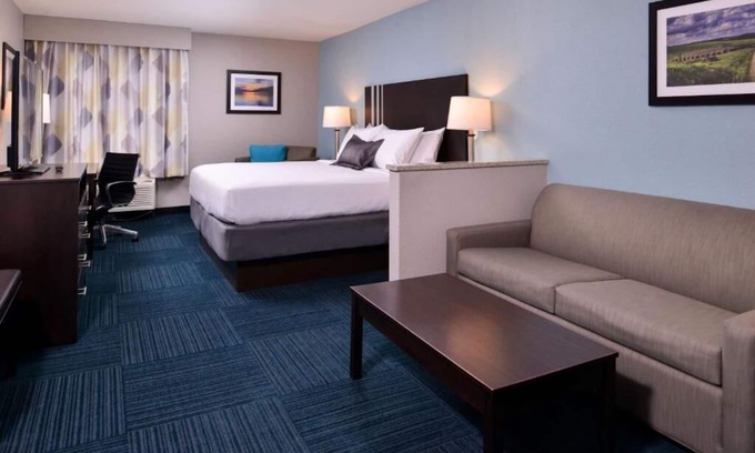 Blaine Hotel | Comfy Suite Near I-70 in Saint Clairsville w/Free Breakfast & Pool!