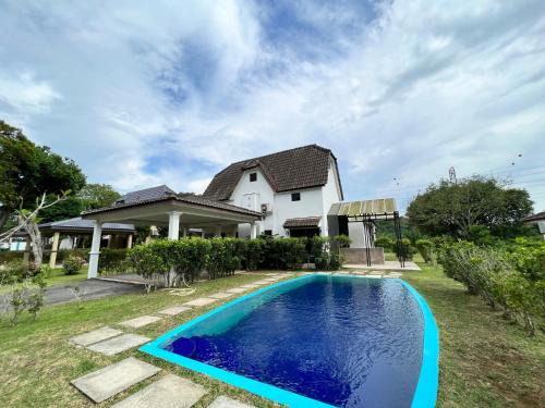 Alor Gajah Villa | Commons Pool Villa Lot 1021 - Fong Homestay