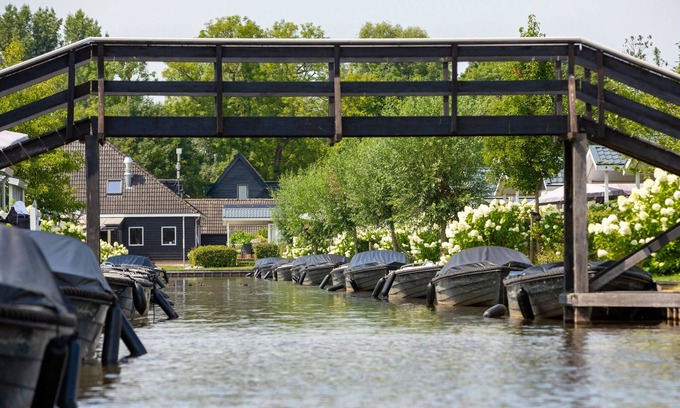 Zuideinde Cottage | Compact lodge with an electric sloop in Giethoorn
