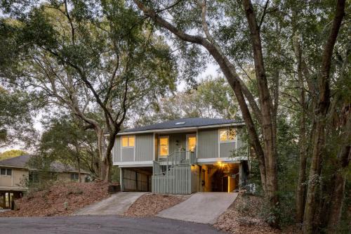 Twin Oaks House | Conch Cottage by AvantStay Walk to Beach Deck Fireplace Outdoor Dining
