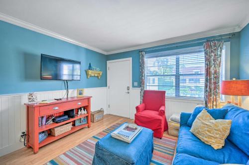 Old Naples Apartment | Condo with Pool Access Walk to Shopping and Beach!