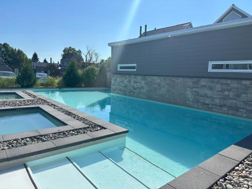 Beaupre Resort | Condos Vacances MSA - incluant piscine et spas extérieurs chauffés à L'ANNÉE!