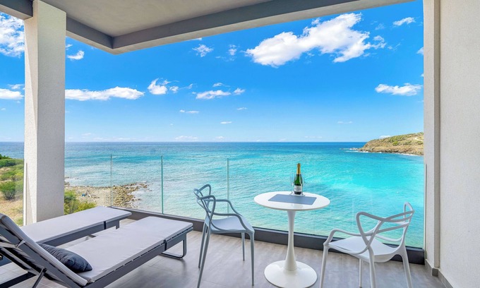Indigo Bay Apartment | Condostmaarten appartment right on the sea (Adults Only)
