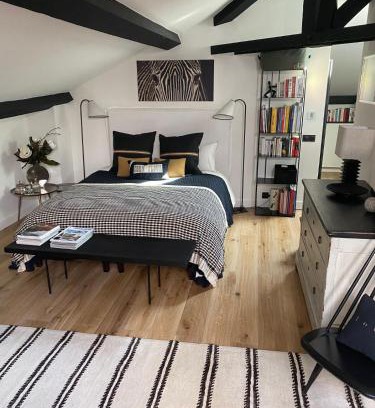 Puvis De Chavannes - Le Lycee Bed & Breakfast | Confort et raffinement au cœur du 6ème