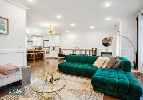 Marion Apartment | Contemporary Luxury 3 Bdr Apt for 6 with Free Parking