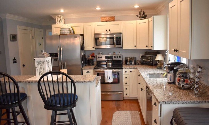 Yarmouth Port House | Contemporary three bedroom sleeping 8 located in Yarmouth Port