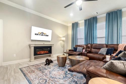 Lake Charles House | Contractor Friendly 3 Kings Pet Welcome