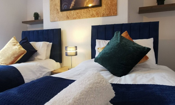 Hull House | Contractors Home Free Parking Close to City Centre
