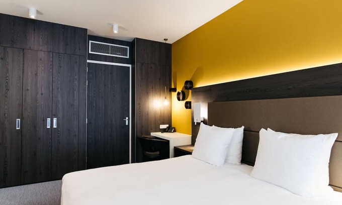 Weert Hotel | Convenient Comfort with Dining, Parking & Everything Nearby!