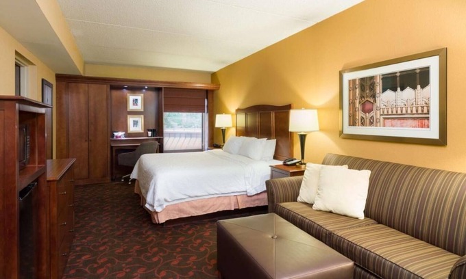 Carlisle Hotel | Convenient Getaway with Whirlpool – Close to Gettysburg and Hersheypark, Pets