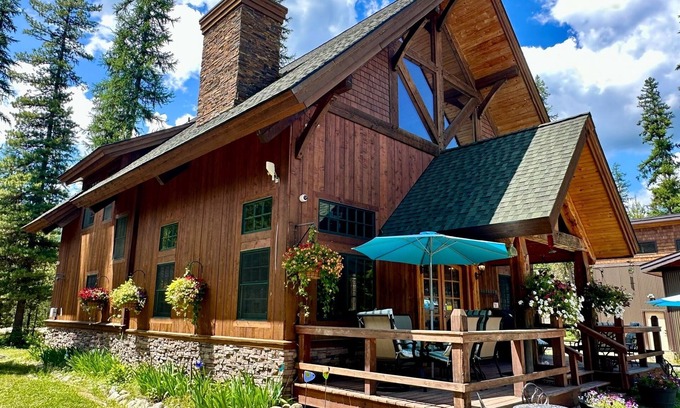 Priest River House | Convenient location 2 miles to Priest Lake for families & work-cation stays!