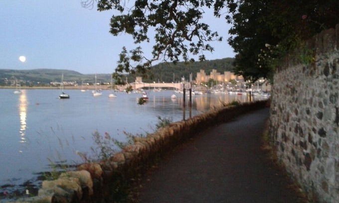 Conwy Cottage | Conwy quaint cottage sleeps 4 + cot, fast WIFI , private enclosed courtyard