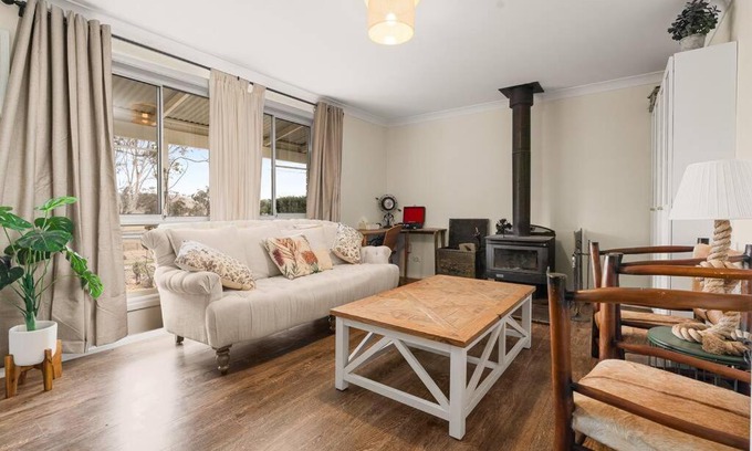 Oberon House | Cooinda, A 3 Bedroom Home Near Mayfield Garden