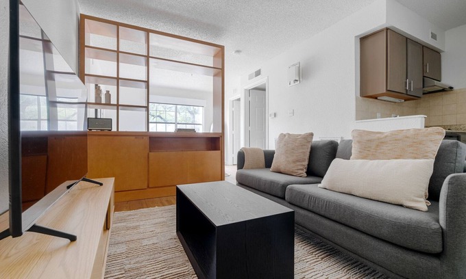 Gateway Apartment | Cool Gateway Studio w/Gym, Pool, nr Shopping, by Blueground