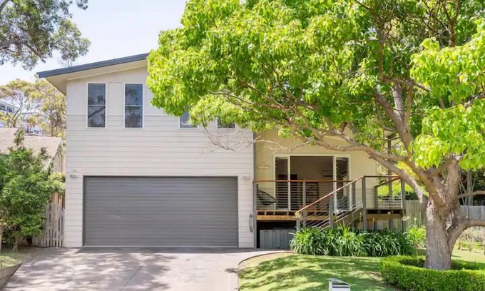 Copacabana House | Copa Capri-The Entertainer, Multiple Living Spaces, Flat 5 min Walk to Beach