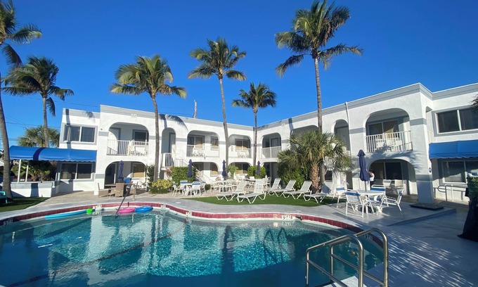 Lauderdale-by-the-Sea Apartment | Coral Key Inn