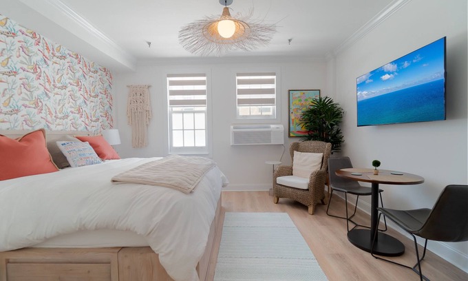 Palm Beach - West Palm Beach Condo | Coral Reef King Retro King Suite - near Beach