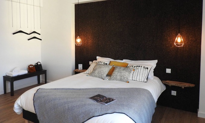Olivais Bed & Breakfast | Cork Bedroom, Lisbon Airport Charming Rooms
