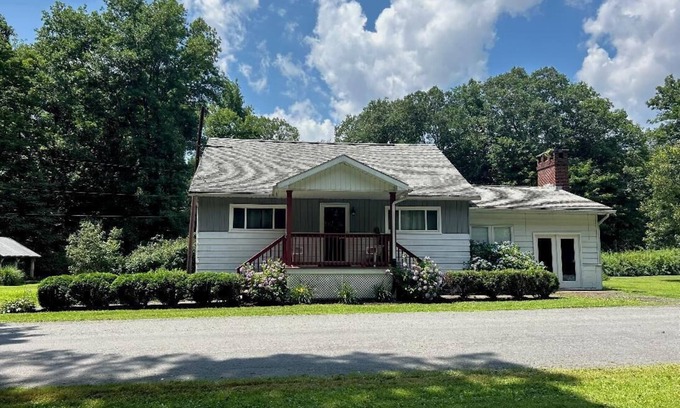 Benton House | Cornerstone Escape - Robin Vacation Rentals