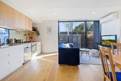 Flemington Apartment | Cosy 1-Bed with Private Balcony By Showgrounds