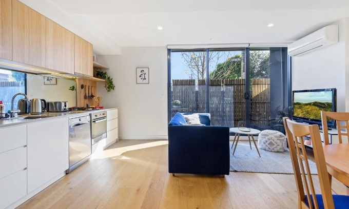 Flemington Apartment | Cosy 1-Bed with Private Balcony By Showgrounds
