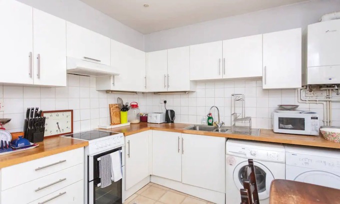 Elephant and Castle Apartment | Cosy 2 Bedroom Apartment in Central London With Garden