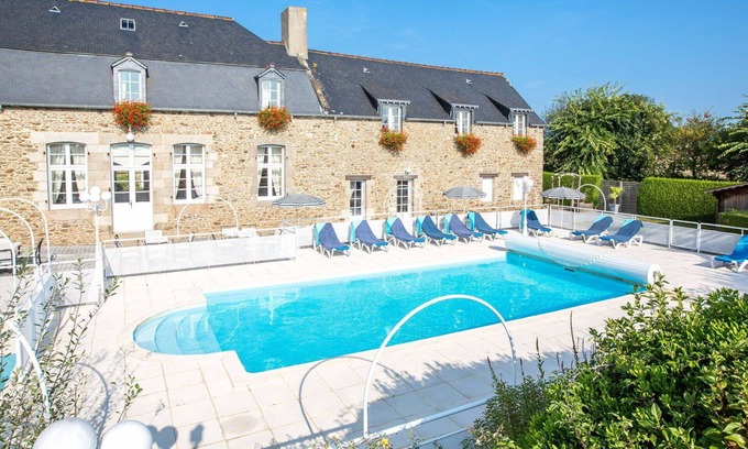 Saint-Jouan-des-Guerets Apartment | Cosy apartment for 5 guests with WIFI, pool, TV and terrace