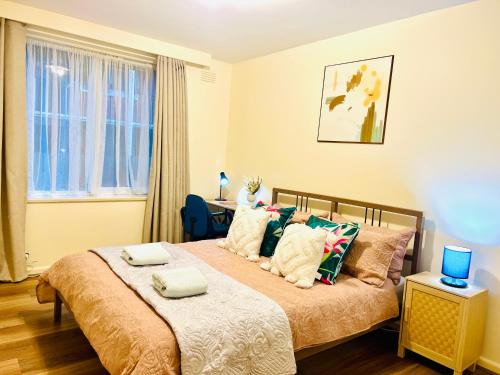 Hawthorn East Apartment | Cosy and Conveniently located 2BR Apt in Hawthorn