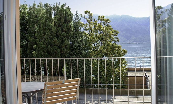 Melide Apartment | Cosy apartment for 2 guests with WIFI, TV, terrace, pets allowed, panoramic view and parking