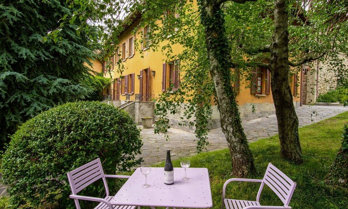 Tavernerio Apartment | Cosy apartment for 4 people with WIFI, TV, patio, pets allowed and parking