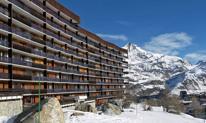 Tignes Apartment | Cosy apartment for 6 guests with WIFI, TV and balcony