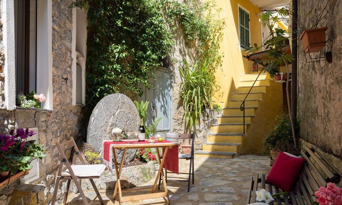 Pietrabruna Apartment | Cosy apartment for 4 people with A/C, WIFI, TV, terrace, pets allowed and parking