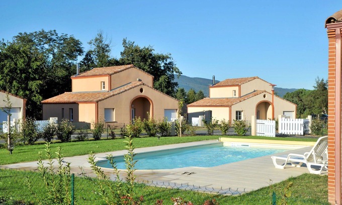 Pont-de-Larn House | Cosy apartment in villa for 8 people with private pool, TV, terrace and pets allowed