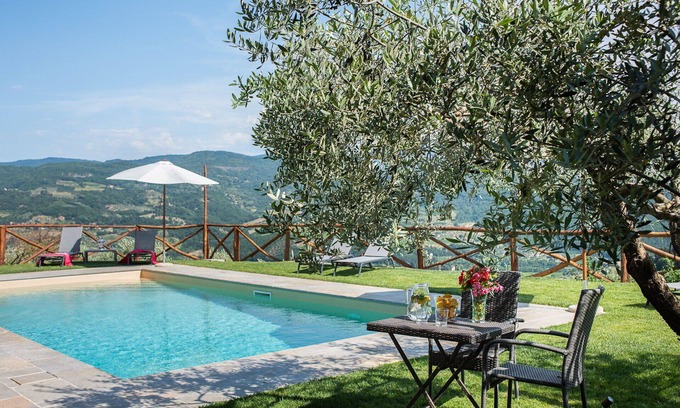 Pontassieve House | Cosy apartment in villa for 6 guests with WIFI, A/C, pool, TV, patio and panoramic view