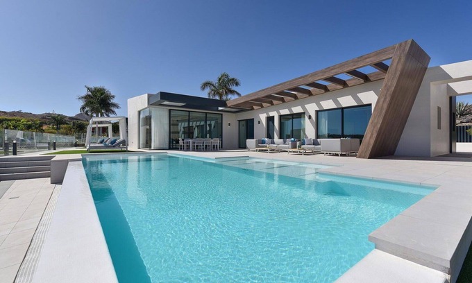 Salobre Villa | Cosy apartment in villa for 12 people with A/C, WIFI, private pool, TV, terrace and pets allowed