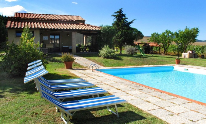 Pomarance Villa | Cosy apartment in villa for 5 people with WIFI, pool, TV and patio