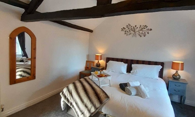York House | Cosy but spacious, historic cottage on The Red House Estate