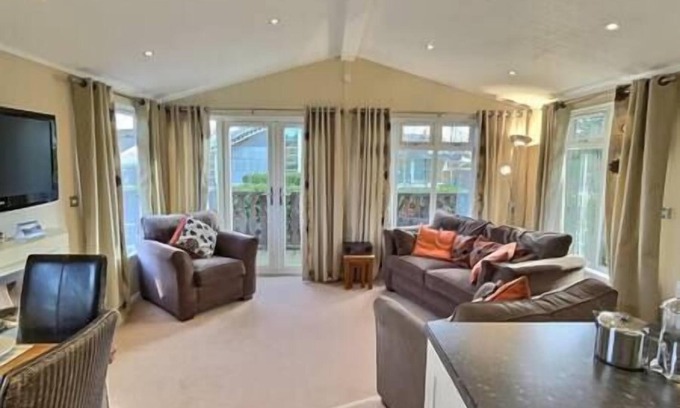 Tewitfield House | Cosy Cabin with Lake View