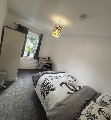 Little Hulton House | Cosy Charming room in big house