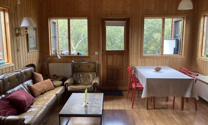 Skorradalshreppur Cottage | Cosy cottage close to natural pearls with hot tub – stars and northern lights!