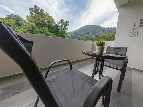 Lumut Apartment | Cosy Designer's Home By The Mountain
