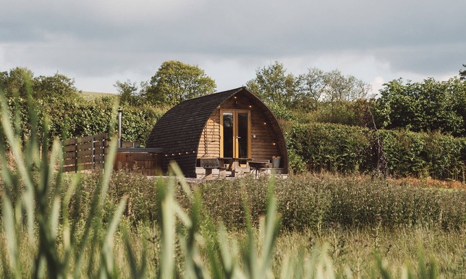 Builth Wells Cabin | Cosy En-suite Glamping Cabin with Hot Tub