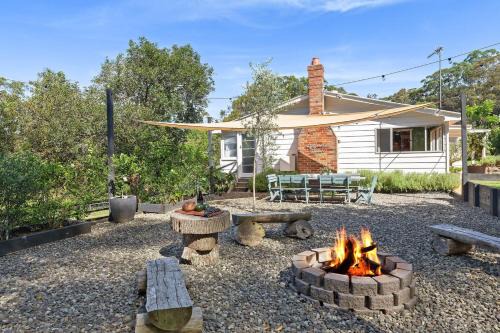 Wamberal House | Cosy Family Farm Stay - Daily Animal Feeding