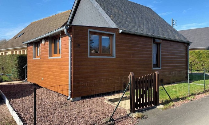 Merville-Franceville-Plage Ski Chalet | Cosy chalet 200m from the sea